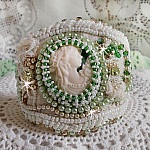 Bracelet S&eacute;duction Charme brod&eacute; avec un cabochon Fimo fait main repr&eacute;sentant une femme avec des fleurs orn&eacute; de perles Tilleul et Ivoire, s&rsquo;ajoute des toupies, chatons Jaune et rocailles